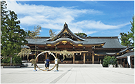 背景に青空が広がるonline kasino
神社の外観写真
